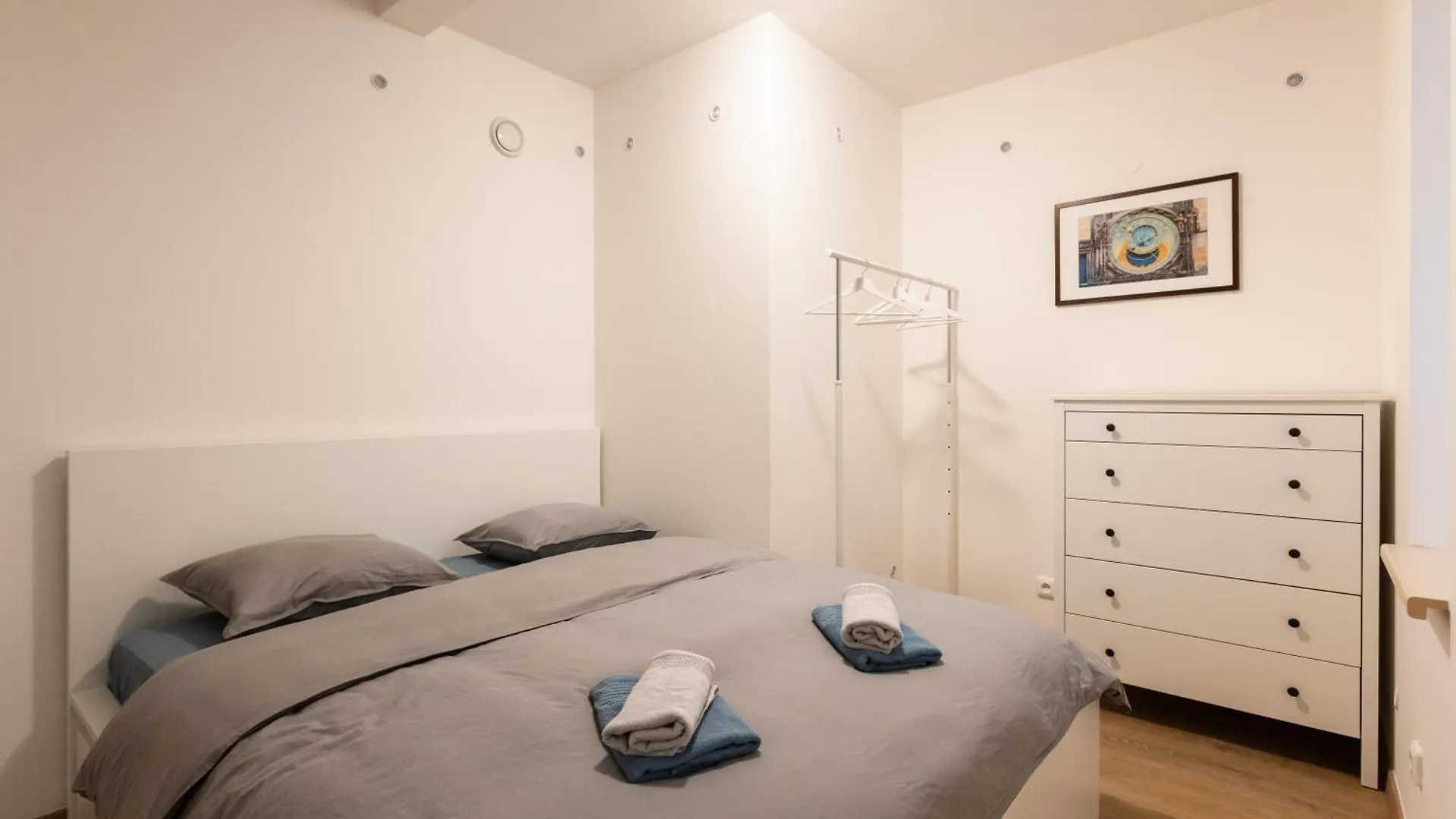 Spacious Apartment In Quiet Courtyard Near Charles Bridge プラハ 0*,